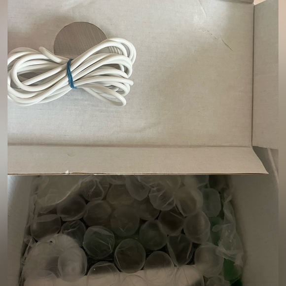 Smart Bird Feeder-Camera New in Box, solar/battery powered, taped label on box😬 - Picture 11 of 14